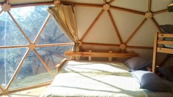 Travel cot, free WiFi, bed sheets