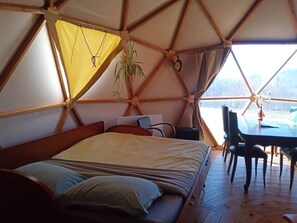 Travel cot, free WiFi, bed sheets