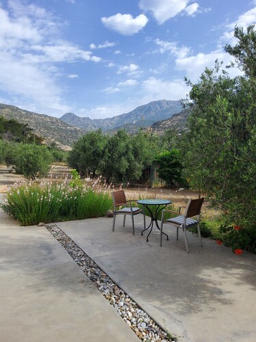 Charming vacation apartment just a stone's throw from Agia Fotia beach