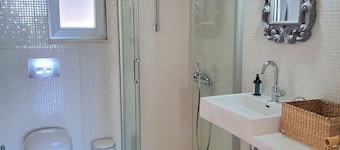 Charming vacation apartment just a stone's throw from Agia Fotia beach