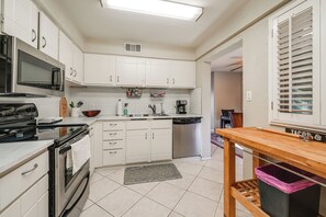 Fridge, microwave, stovetop, dishwasher - Pool Access & Private Patio! Prime Arcadia Condo (Phoenix)