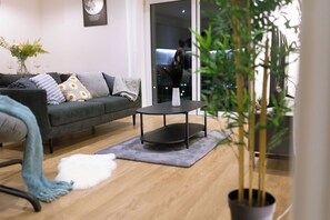 Apartment, 2 Bedrooms, Balcony, City View | Living room - Charming 2-bedroom Apartment in West Midlands With Modern Amenities (Birmingham)