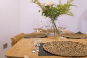 อพาร์ทเมนท์, 2 ห้องนอน, ระเบียง, วิวเมือง | ห้องรับประทานอาหาร