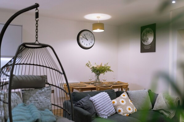 Living room - Charming 2-bedroom Apartment in West Midlands With Modern Amenities (Birmingham)