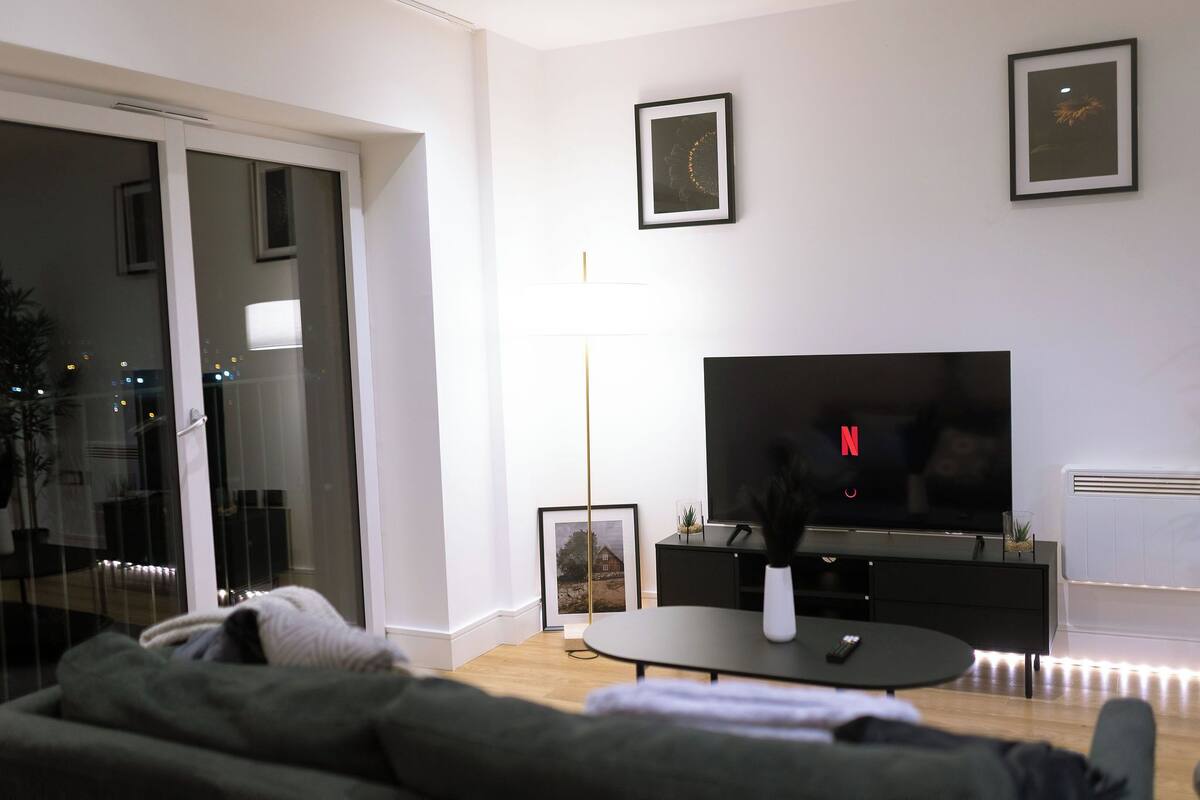 Apartment, 2 Bedrooms, Balcony, City View | Living room