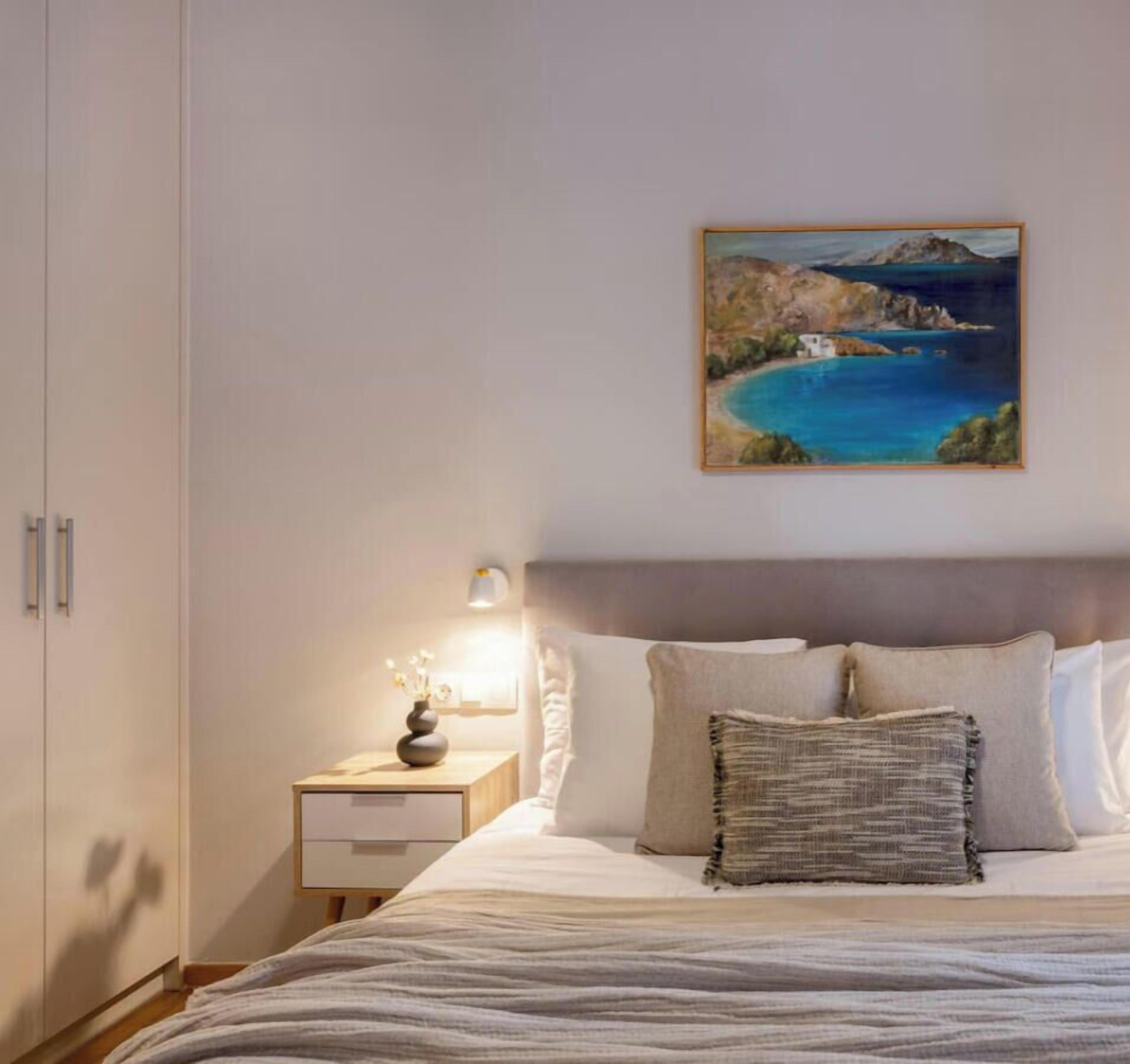 Desk, iron/ironing board, WiFi, bed sheets
