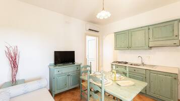 Nhà tiện nghi đơn giản, 2 phòng ngủ | Phòng khách