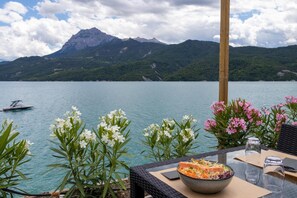 Outdoor dining - Mobile Homes for 4 People With Lake View in Residence L'ecrin du Lac, Chorges (Chorges)