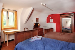A bedroom with a desk, a bed, a dresser, a mirror, and a window with curtains. - Spacious 11-bed Family Retreat (Ruiselede)