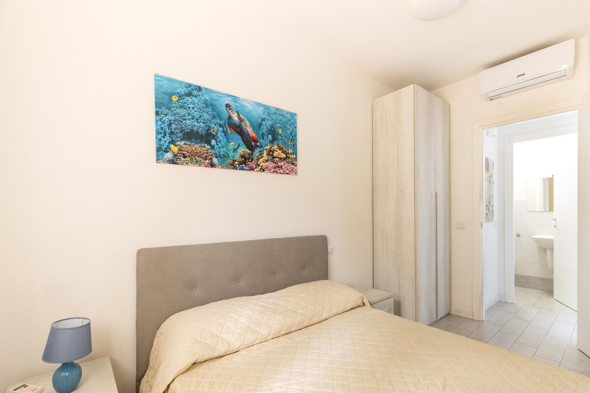 2 عدّة غرف نوم وطراز فريد لكل وحدة وملاءات أسرّة