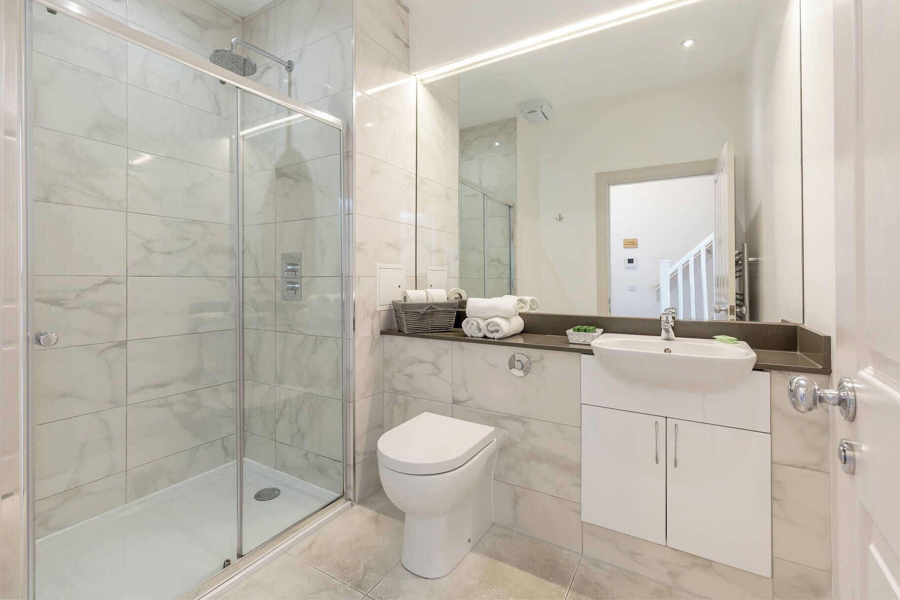 City Apartment | Bathroom | Shower, hair dryer, towels, soap
