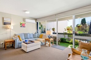 TV, offices - Airy & Arty 2-Bed – Old Kingston Meets Foreshore (Kingston)
