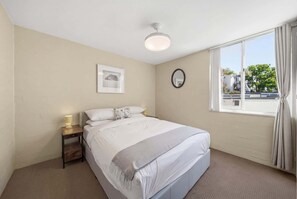Desk, WiFi, bed sheets - Airy & Arty 2-Bed – Old Kingston Meets Foreshore (Kingston)