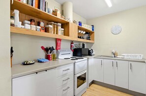 Een koelkast, een magnetron, een oven, een kookplaat