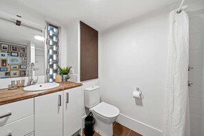 Shower, hair dryer, towels, shampoo - Airy & Arty 2-Bed – Old Kingston Meets Foreshore (Kingston)