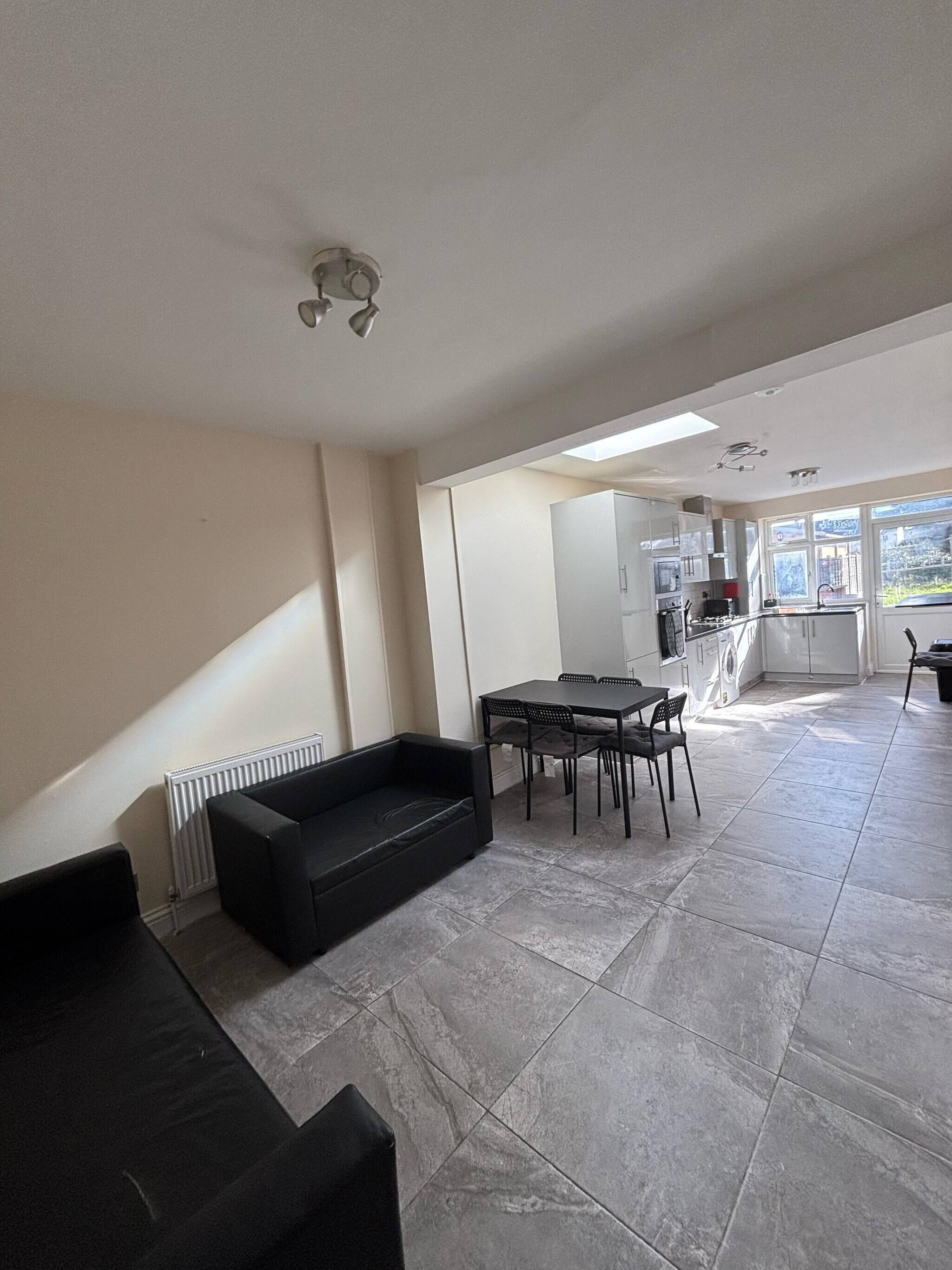 House, 5 Bedrooms, Terrace | Living area