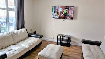 House, 5 Bedrooms, Terrace | Living room