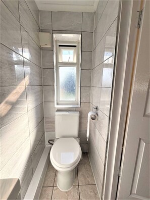 House, 5 Bedrooms, Terrace | Bathroom - Large & Cozy 5-bed House in a Quiet Dagenham Area (Dagenham)