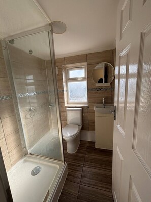 House, 5 Bedrooms, Terrace | Bathroom - Large & Cozy 5-bed House in a Quiet Dagenham Area (Dagenham)