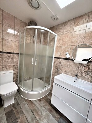 House, 5 Bedrooms, Terrace | Bathroom - Large & Cozy 5-bed House in a Quiet Dagenham Area (Dagenham)