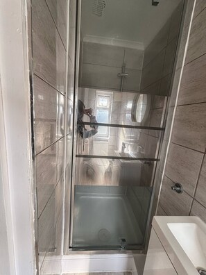 House, 5 Bedrooms, Terrace | Bathroom - Large & Cozy 5-bed House in a Quiet Dagenham Area (Dagenham)