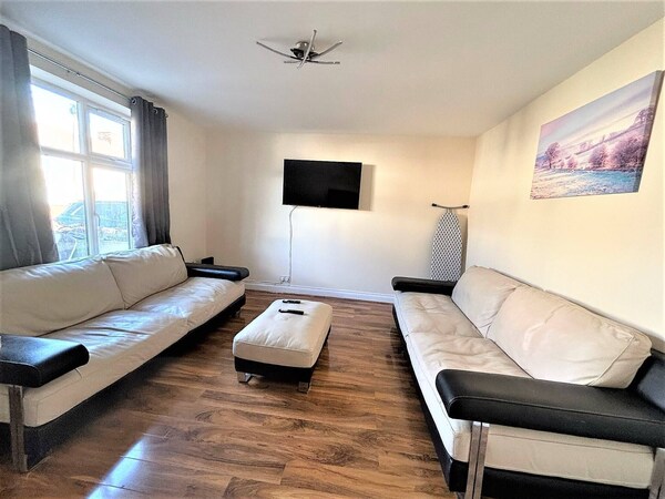 Large & Cozy 5-bed House In A Quiet Dagenham Area - Barking
