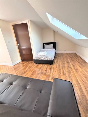 House, 5 Bedrooms, Terrace - Large & Cozy 5-bed House in a Quiet Dagenham Area (Dagenham)