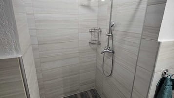 Ducha, secador de pelo, toallas, jabón