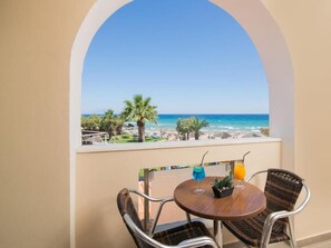 Outdoor dining - Plaka Beach Resort (Vassilikos)