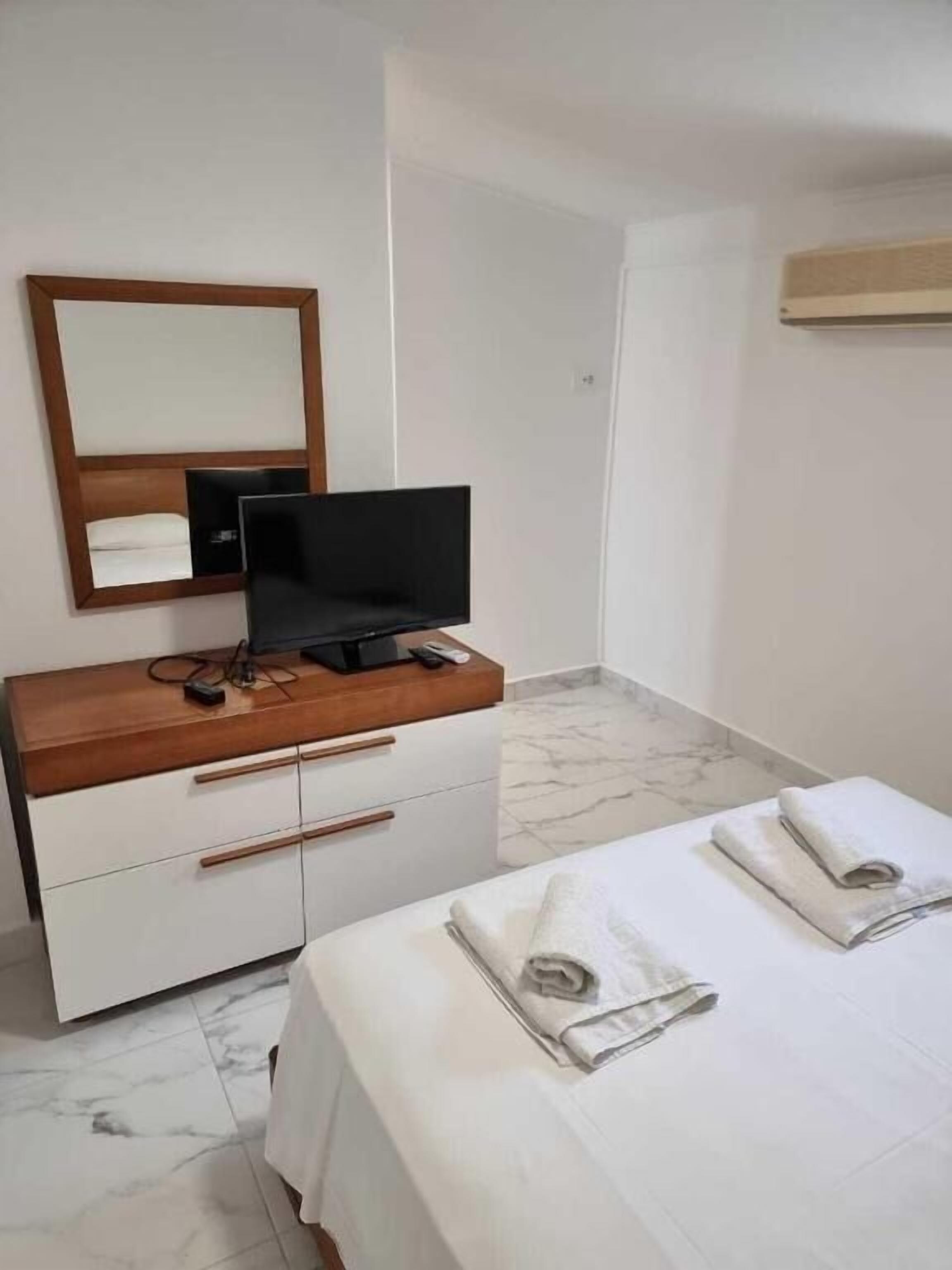 Bungalow, Courtyard View