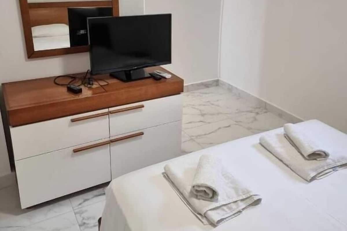 Bungalow, Courtyard View