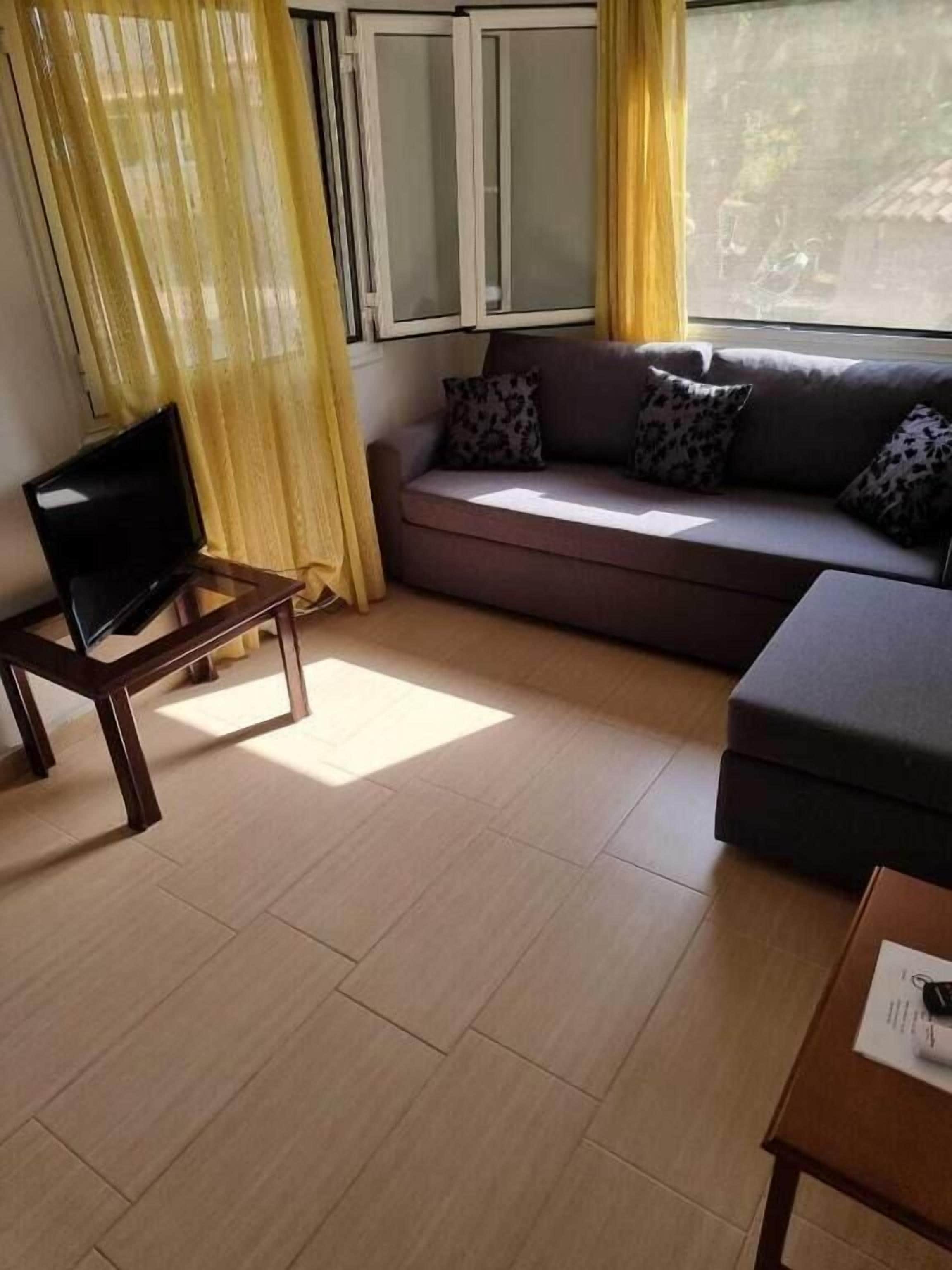 Bungalow, Courtyard View | Living area