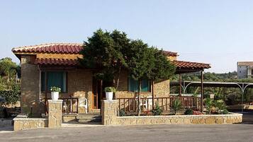 Bungalow, Courtyard View | Exterior