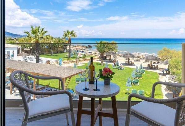 Outdoor dining - Plaka Beach Resort (Vassilikos)
