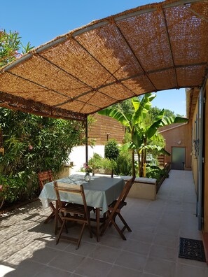 Outdoor dining - Charming single-storey house with swimming pool in a Provencal village (Fuveau)