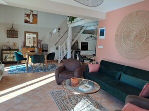 TV, fireplace - Charming single-storey house with swimming pool in a Provencal village (Fuveau)