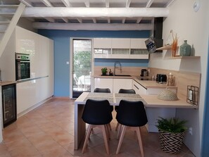 Microwave, oven, stovetop, dishwasher - Charming single-storey house with swimming pool in a Provencal village (Fuveau)
