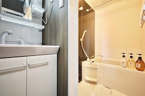 A modern bathroom with a sink, mirror, and shower. - Kyo-wa Hotel Oshiage (Tokyo)
