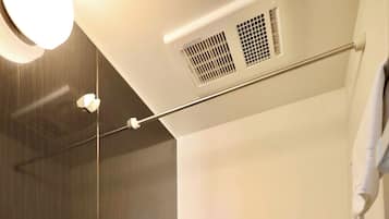 Deluxe Twin Room | Bathroom | Combined shower/tub, towels