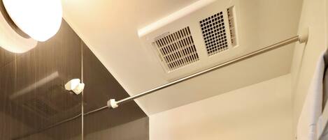 Deluxe Twin Room | Bathroom | Combined shower/tub, towels