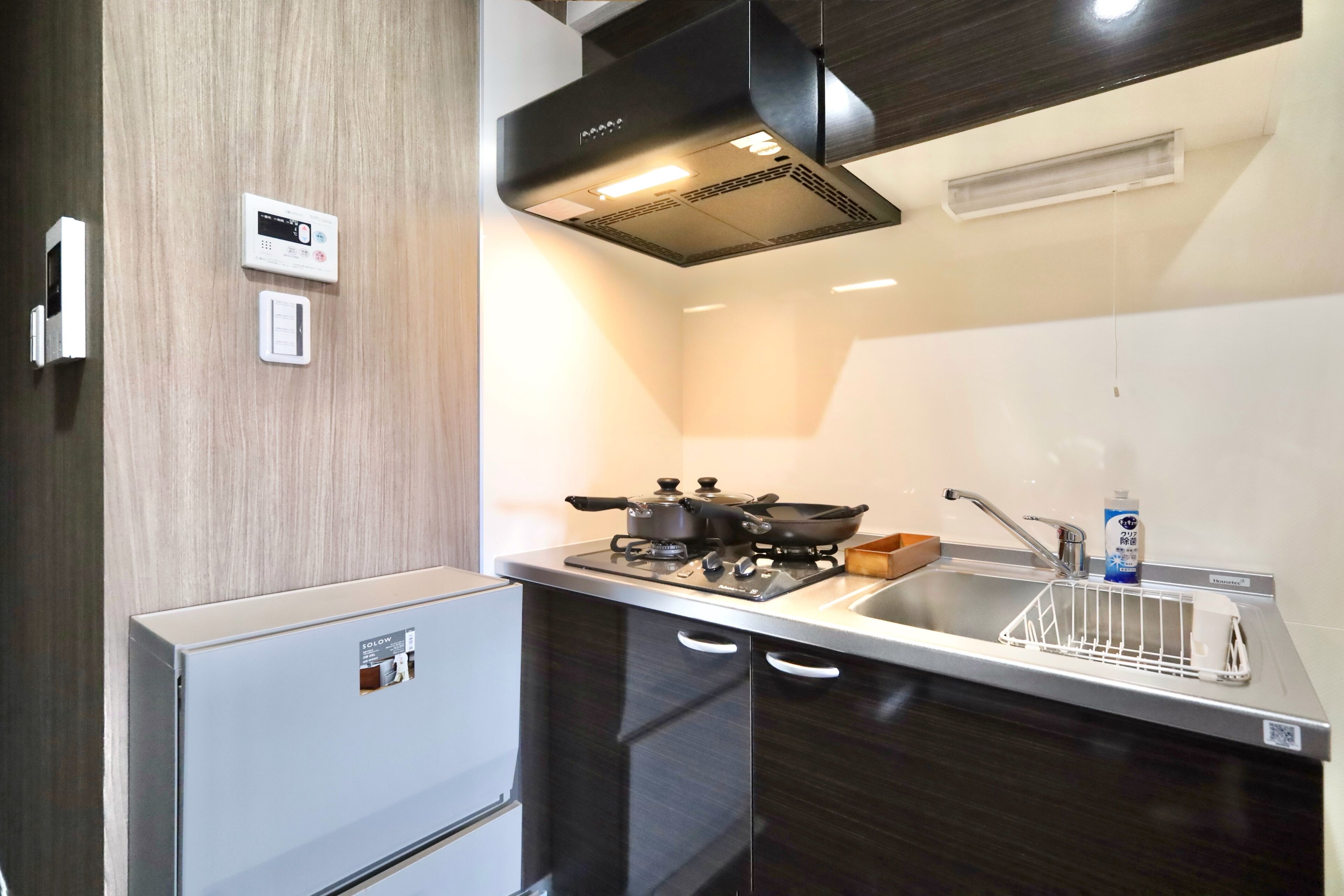 Deluxe Twin Room | Private kitchen | Fridge, microwave, stovetop, cookware/dishes/utensils