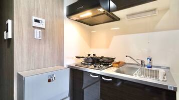 Deluxe Twin Room | Private kitchen | Fridge, microwave, stovetop, cookware/dishes/utensils
