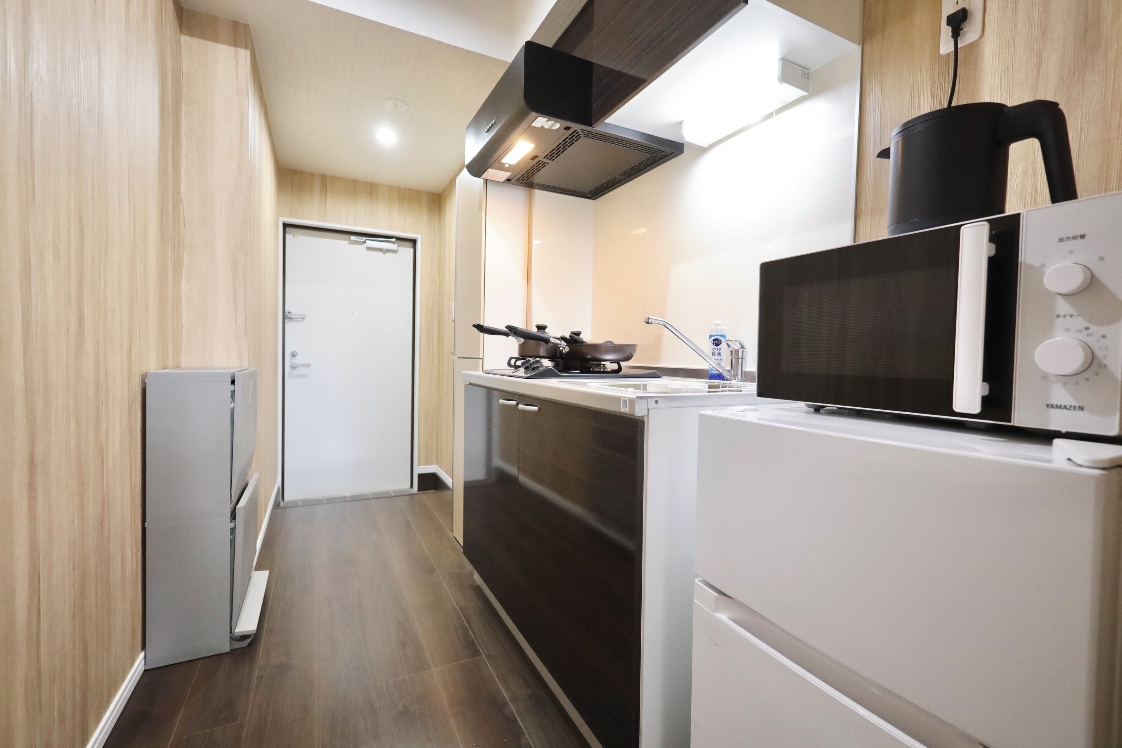 Deluxe Twin Room | Private kitchen | Fridge, microwave, stovetop, cookware/dishes/utensils