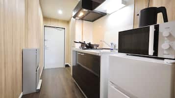 Deluxe Twin Room | Private kitchen | Fridge, microwave, stovetop, cookware/dishes/utensils