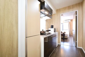 Quarto duplo luxo | Cozinha privada | Geladeira, micro-ondas, cooktop, talheres/pratos/utensílios de cozinha