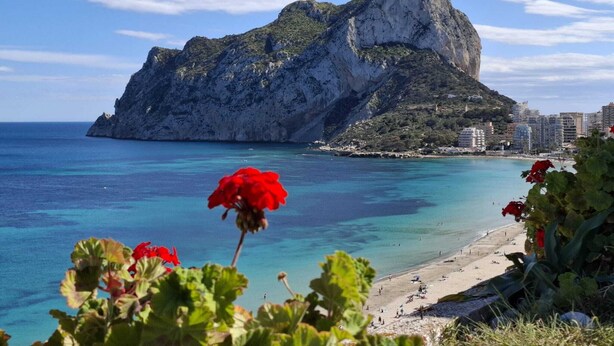 A coastal landscape with a prominent rocky mountain, clear blue sea, and a sandy beach. - Frontline Beach Penthouse ApoloXI Calpe (Calpe)