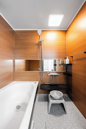 Apartamento | Baño | Ducha y bañera combinadas y artículos de higiene personal gratuitos