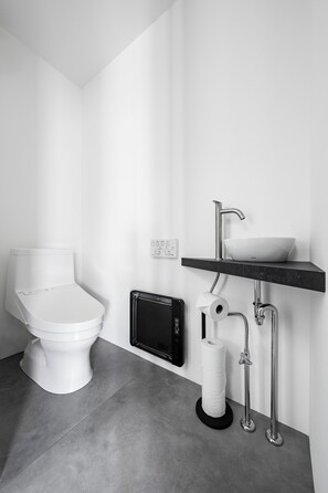Apartamento | Baño | Ducha y bañera combinadas y artículos de higiene personal gratuitos