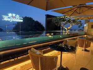 Suite de lujo, vistas al mar | Restaurante al aire libre
