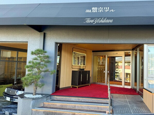 Exterior detail - Tsuruyoshikawa onsen hotel (Manazuru)